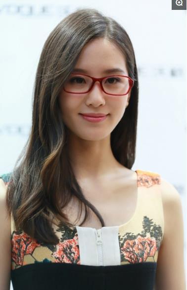 鏡頭背后的挑戰與人生的無限可能,近視明星的故事