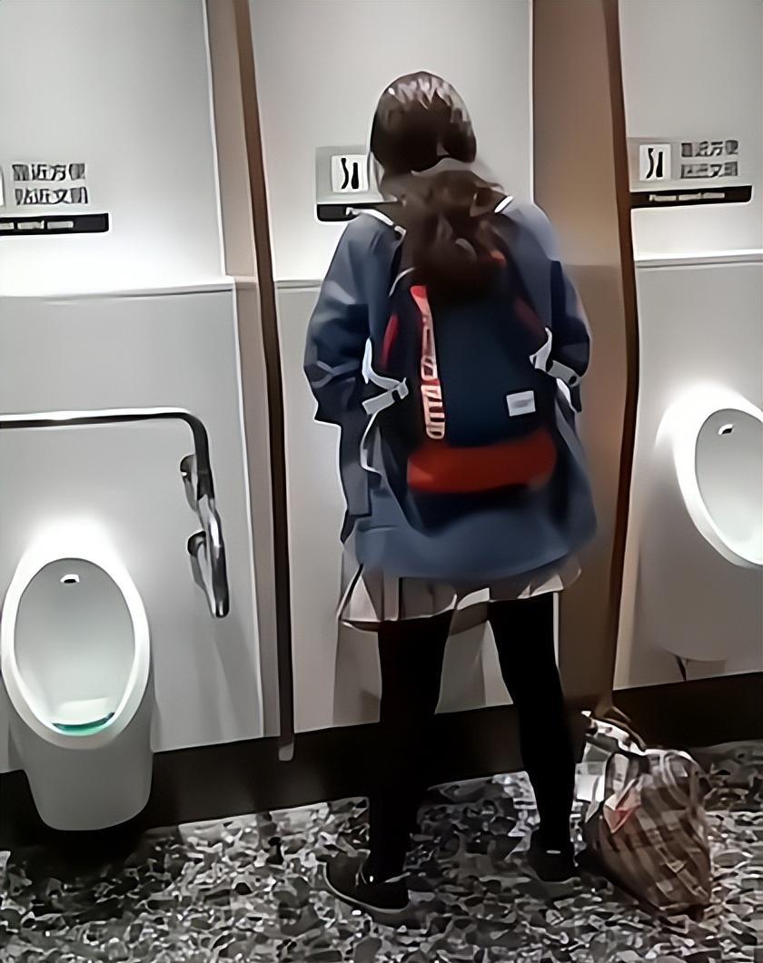 最新女性如廁瞬間的獨特體驗,小巷深處的私密瞬間