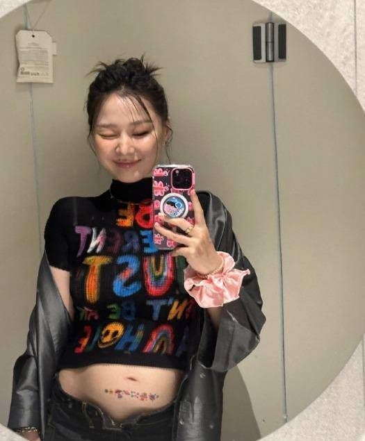 金靖最新泳裝,自然美景中的輕松邂逅