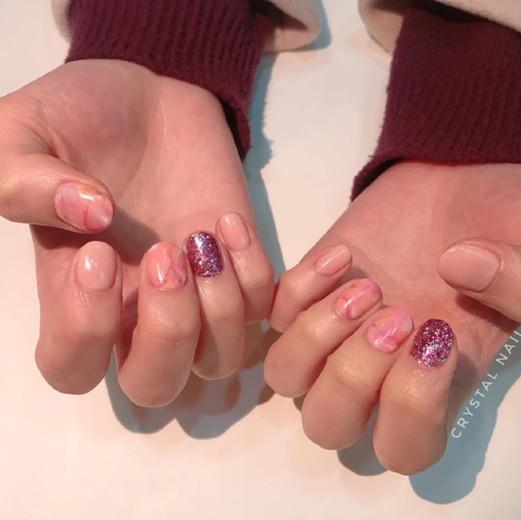 美甲幫最新粉色系列美甲圖片——小靜的美甲奇遇與友情紐帶展示